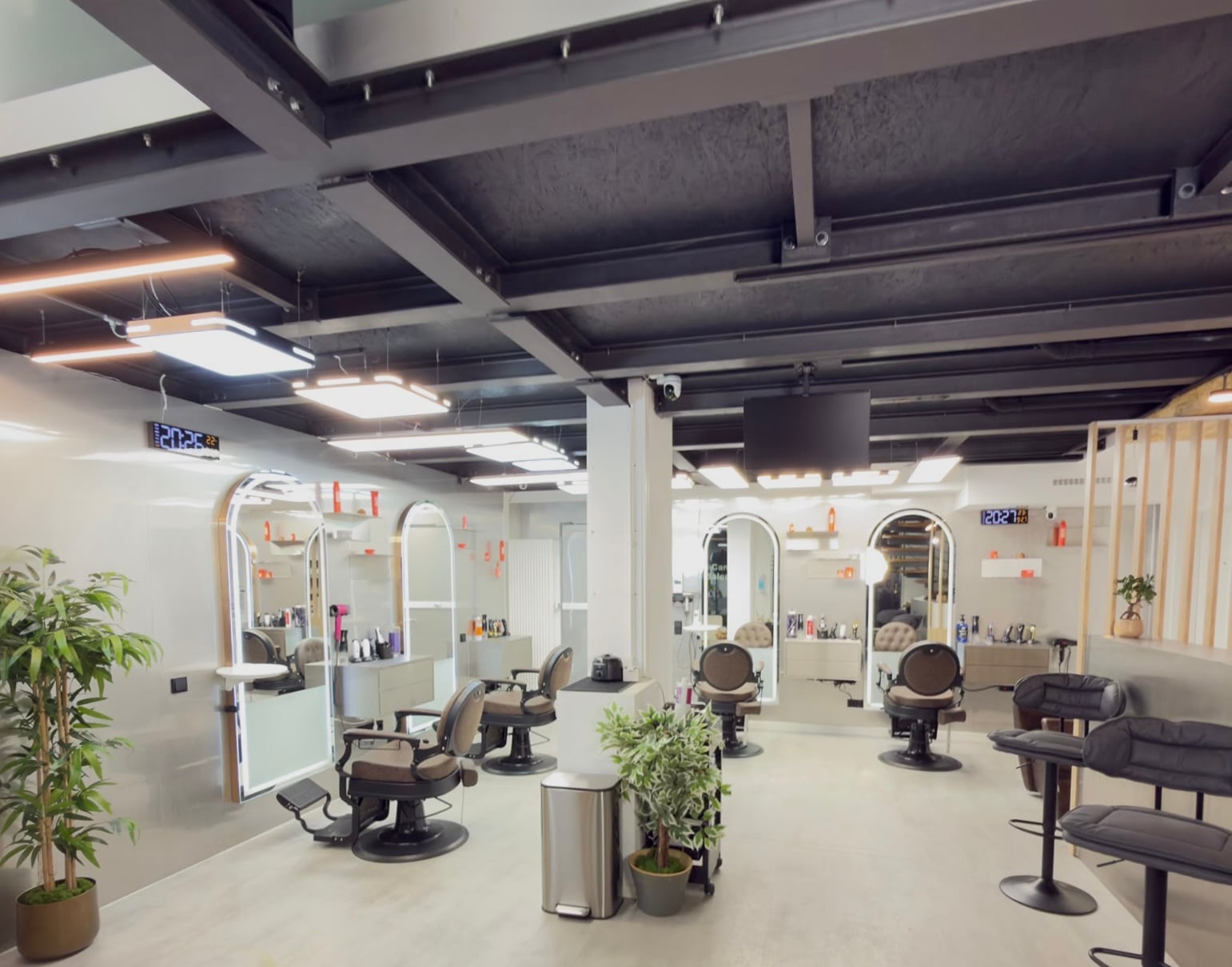 Styling-Plätze mit bogenförmigen Spiegeln im The Canvas Salon