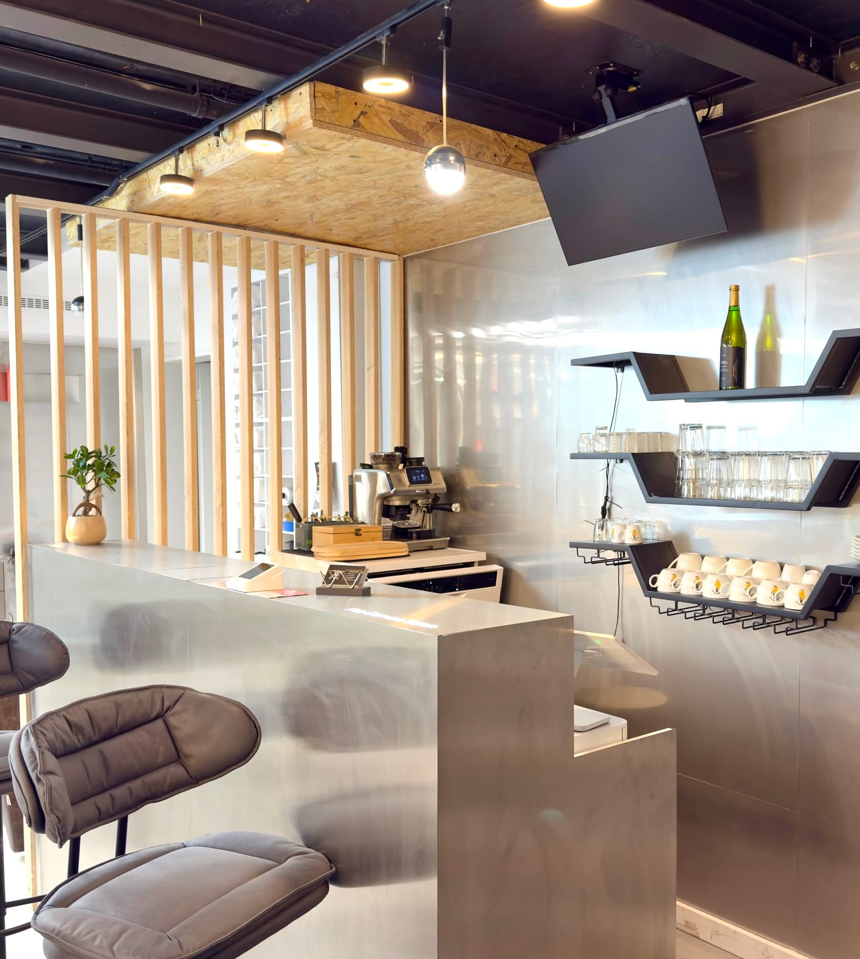 Empfangstresen mit Kaffeestation im The Canvas Salon