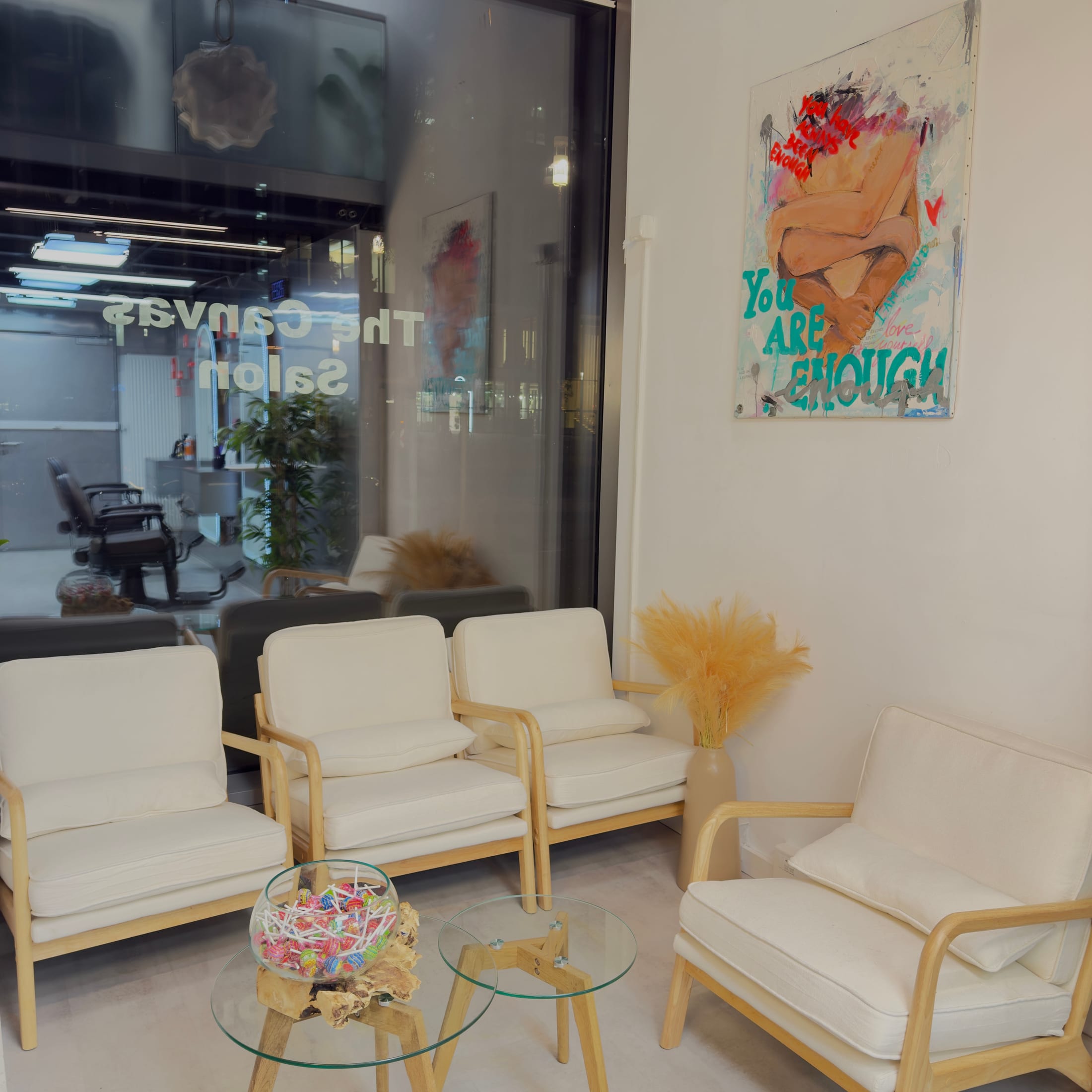 Wartebereich mit Sitzgelegenheiten im The Canvas Salon