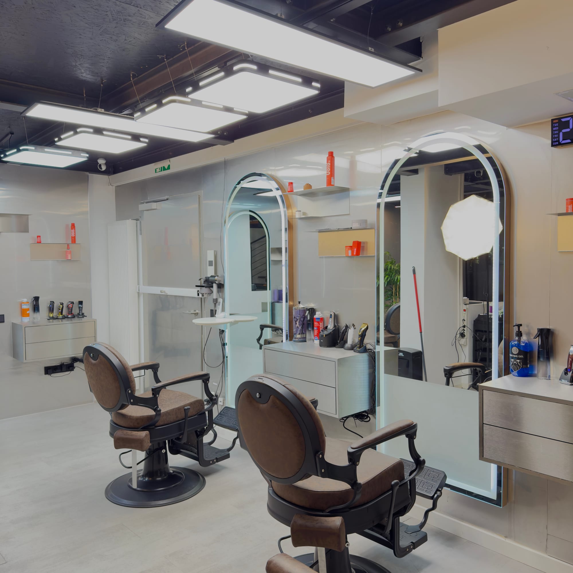 Styling-Plätze mit Barbierstühlen im The Canvas Salon