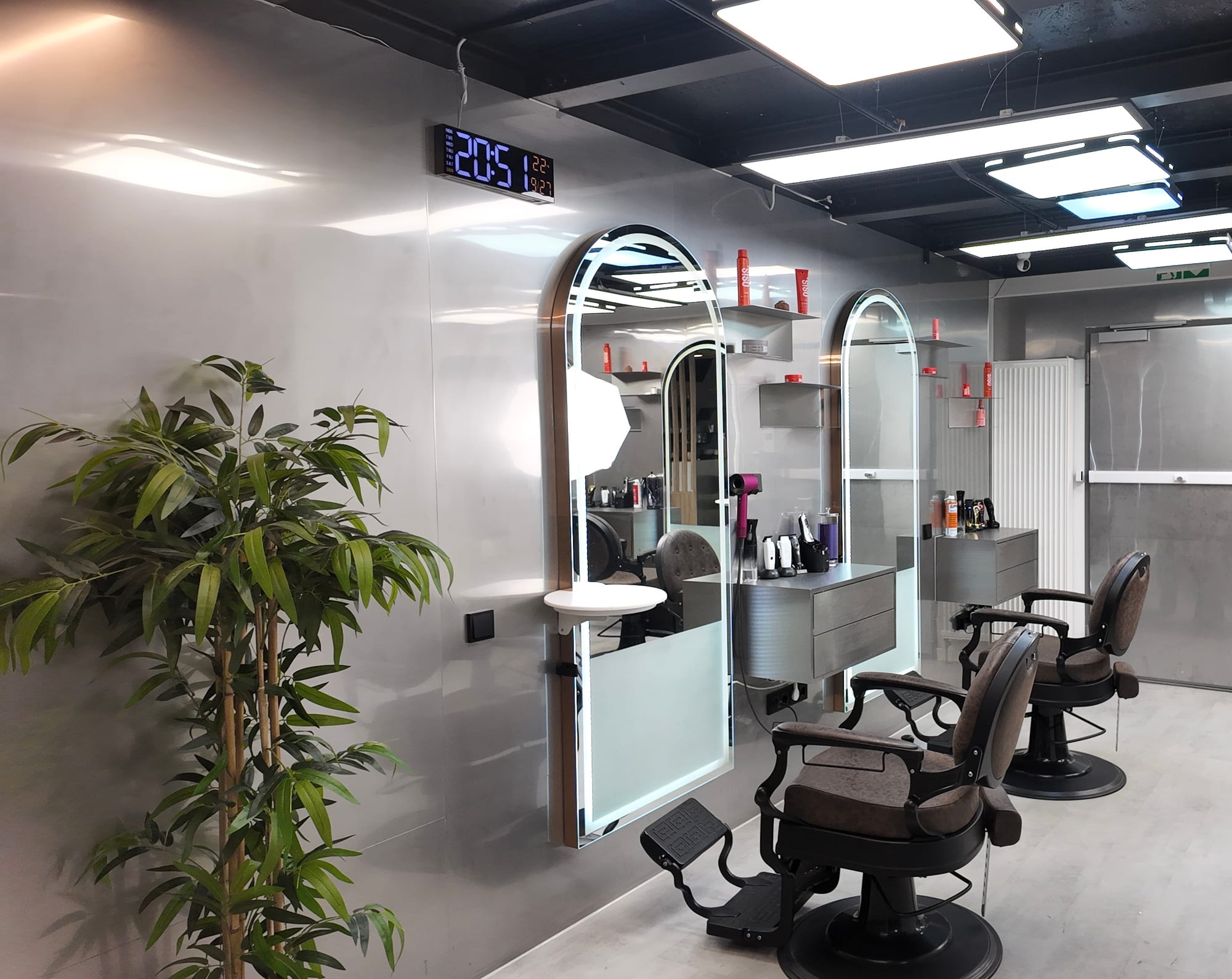 Styling-Platz mit Barbierstuhl im The Canvas Salon
